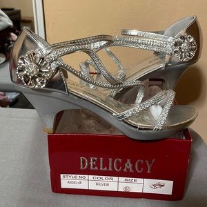 Delicacy size 6 1/2 special occasion shoes